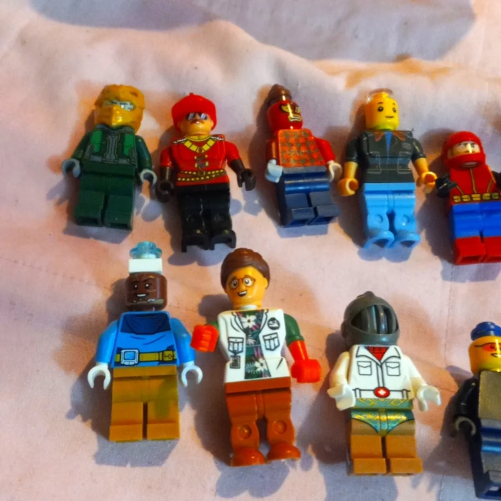 Lego lot 12 This lot has 16 items . It has 15 mini lego people and 1 tow camper